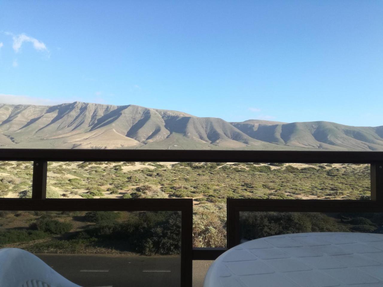 Surfhouse Hostel Famara Caleta De Famara Экстерьер фото