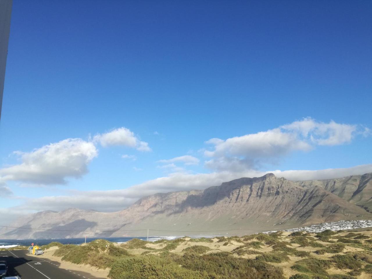 Surfhouse Hostel Famara Caleta De Famara Экстерьер фото